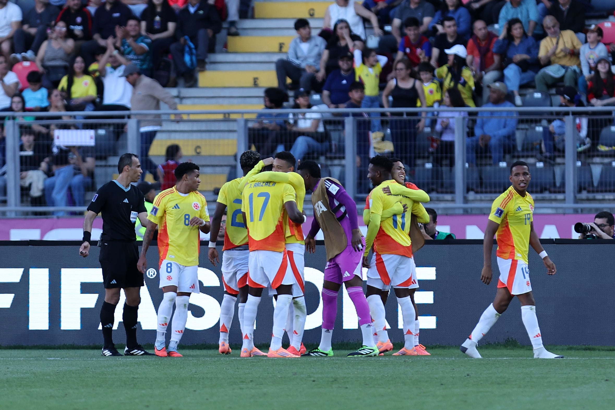 TALCA, CHILE - OCTOBER 08: Neyser Villareal of Colombia celebrates with teammate after scoring his team's third goal during the FIFA U-20 World Cup Chile 2025 Round of 16 match between Colombia and South Africa at Estadio Fiscal on October 08, 2025 in Talca, Chile. (Photo by Ricardo Moreira - FIFA/FIFA via Getty Images)