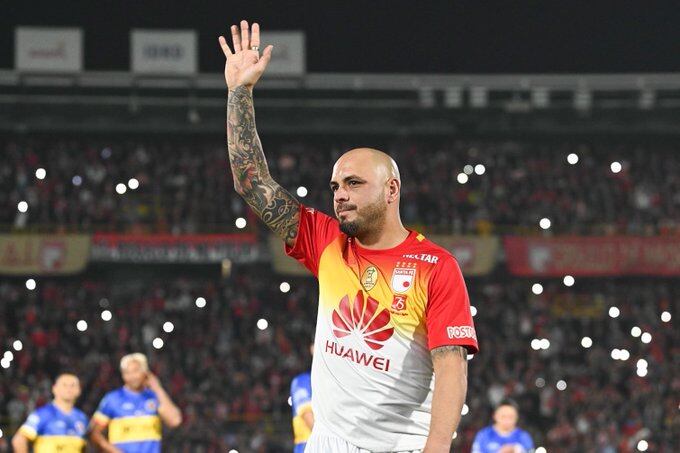 Omar Pérez luce la camiseta de Santa Fe con la que conquistó la Suruga Bank / @chipakero