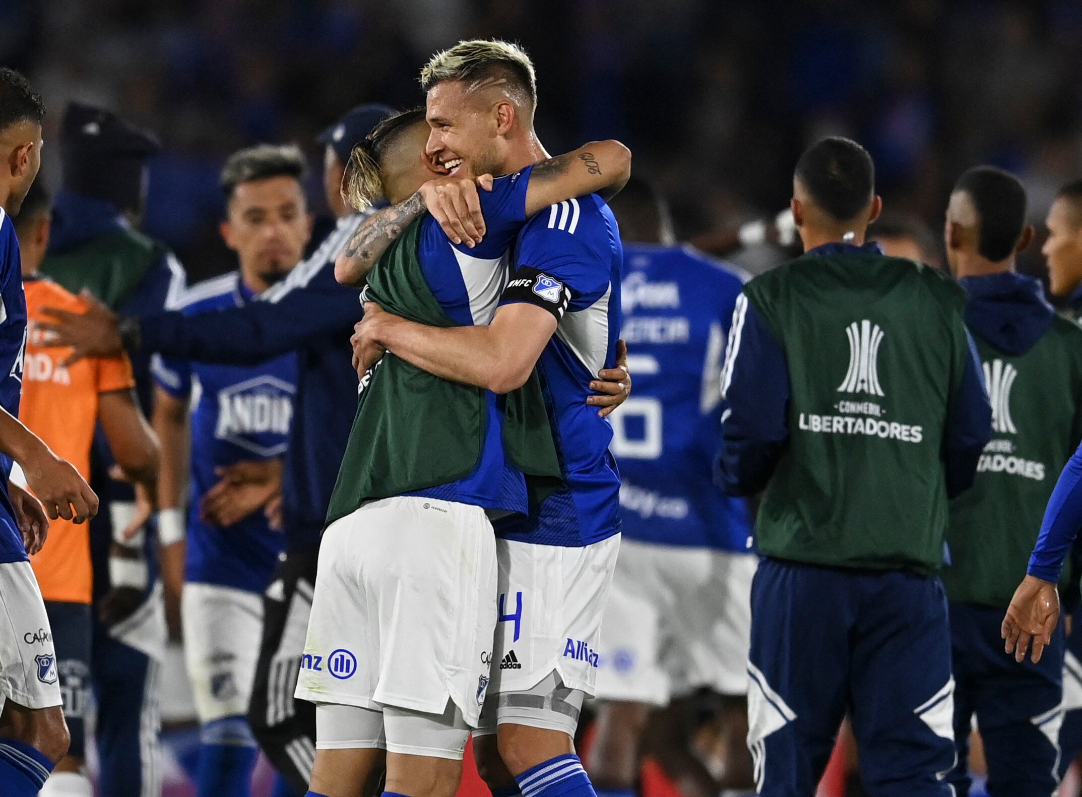 Los jugadores de Millonarios celebran después de derrotar a Universidad Católica en el partido de vuelta de la segunda etapa de la Copa Libertadores entre Millonarios de Colombia y Universidad Católica de Ecuador, en el estadio El Campín en Bogotá el 2 de marzo de 2023. (Foto de Juan BARRETO / AFP) (Foto de JUAN BARRETO/AFP vía Getty Images)