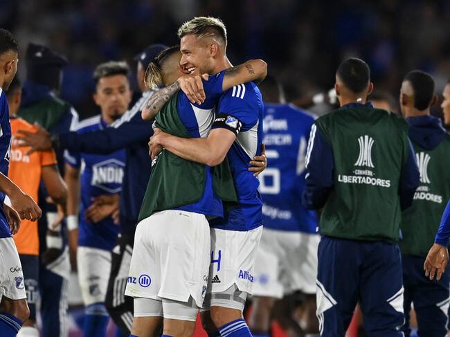 Los jugadores de Millonarios celebran después de derrotar a Universidad Católica en el partido de vuelta de la segunda etapa de la Copa Libertadores entre Millonarios de Colombia y Universidad Católica de Ecuador, en el estadio El Campín en Bogotá el 2 de marzo de 2023. (Foto de Juan BARRETO / AFP) (Foto de JUAN BARRETO/AFP vía Getty Images)