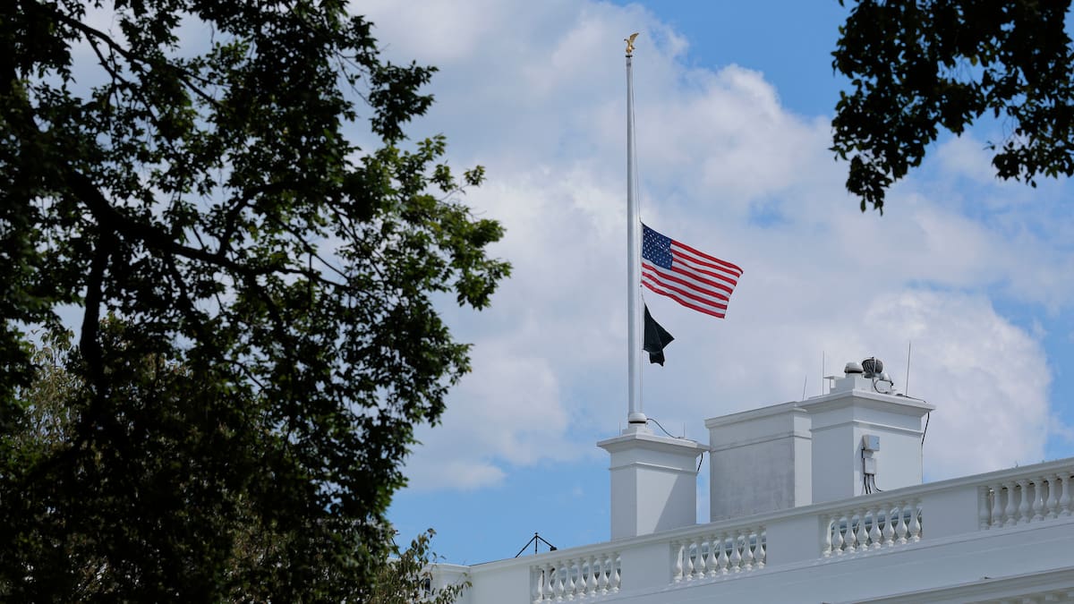 Tiroteo en iglesia escolar de Minneapolis reaviva debate sobre control de armas en EE.UU.