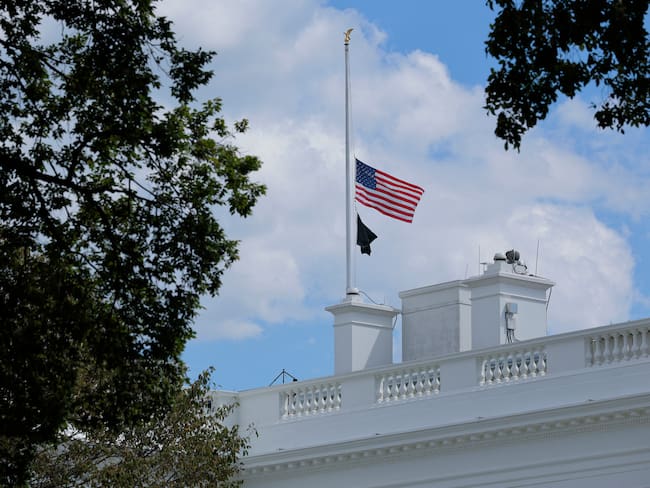 WASHINGTON, DC - AUGUST 27: The U.S. flag is lowered to half-staff above the White House on August 27, 2025 in Washington, DC. President Donald Trump ordered the flags lowered in memorial of the victims of today's mass shooting at a Minneapolis Catholic church and school. Chip Somodevilla/Getty Images/AFP (Photo by CHIP SOMODEVILLA / GETTY IMAGES NORTH AMERICA / Getty Images via AFP)