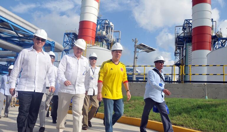 Instalaciones de la planta termoeléctrica de Colinversiones de Barranquilla (Termoflores). En la foto: Presidente Juan Manuel Santos –entre otros- presidente de esta empresa, Juan Guillermo Londoño.