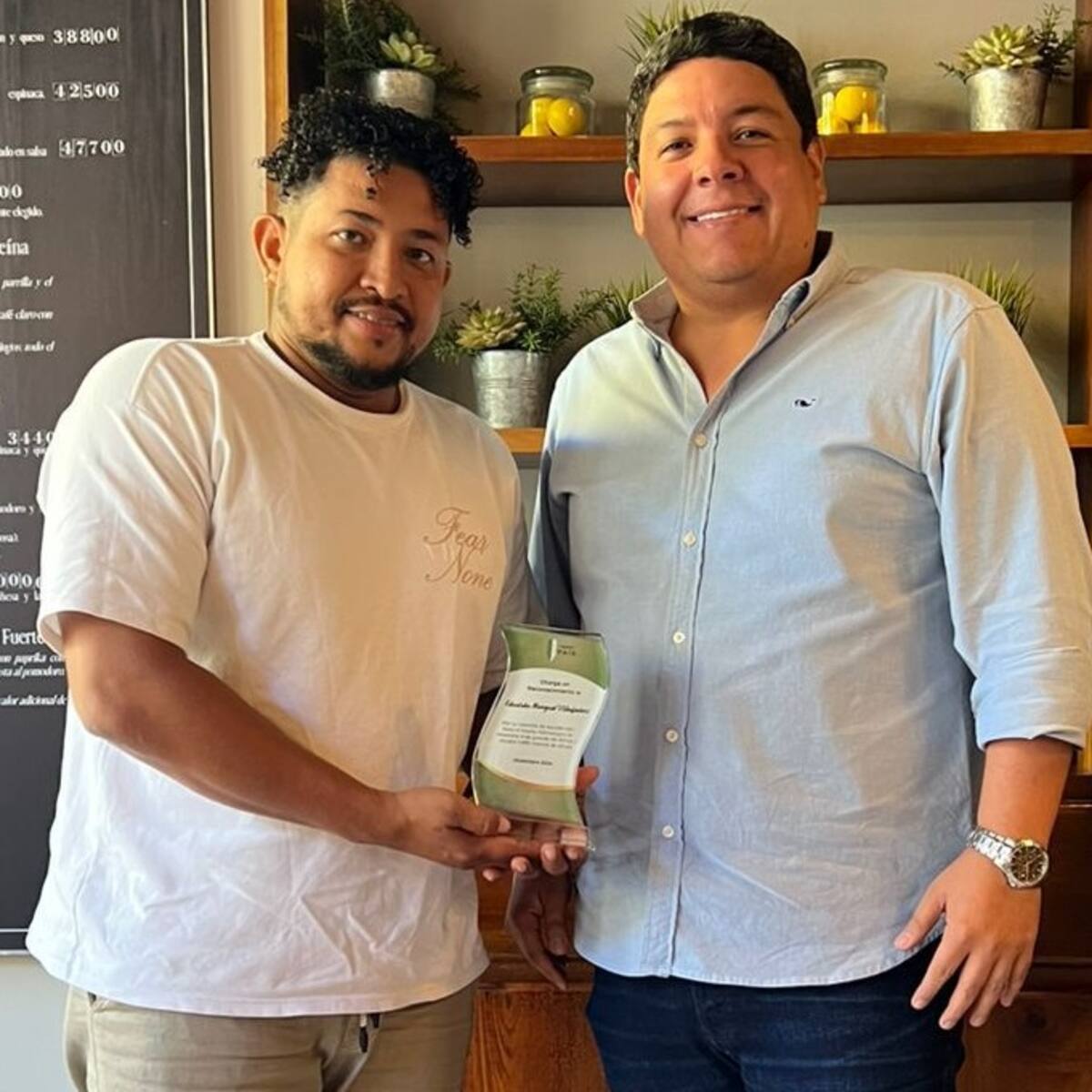 Cemento País homenajeó al alpinista cartagenero Eduardo Mongua por conquistar el Kilimanjaro