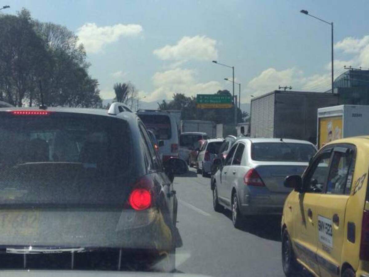 Reportan congestión vehicular en la Calle 26 por varios choques simples