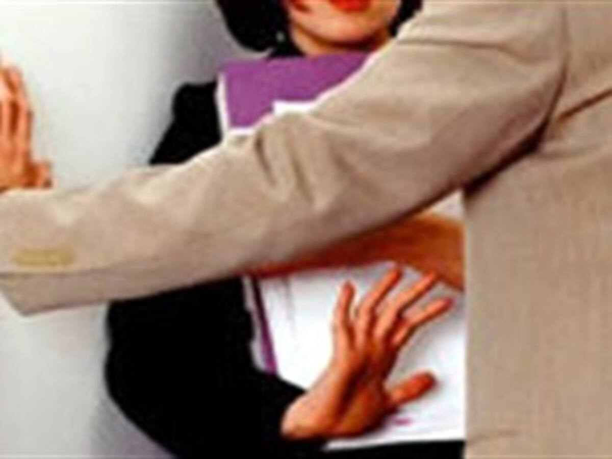 Mujeres entre los 30 y 35 años son más vulnerables al acoso laboral