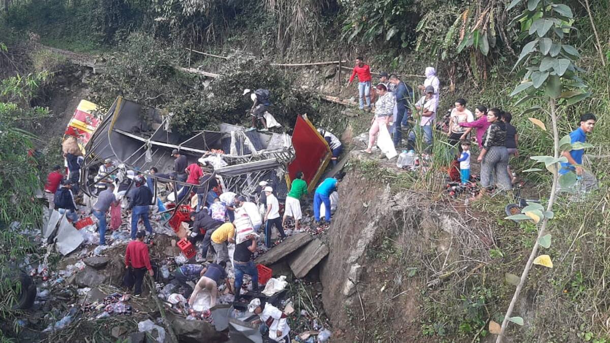 Un camión de gaseosas se fue a una quebrada y el conductor quedó herido