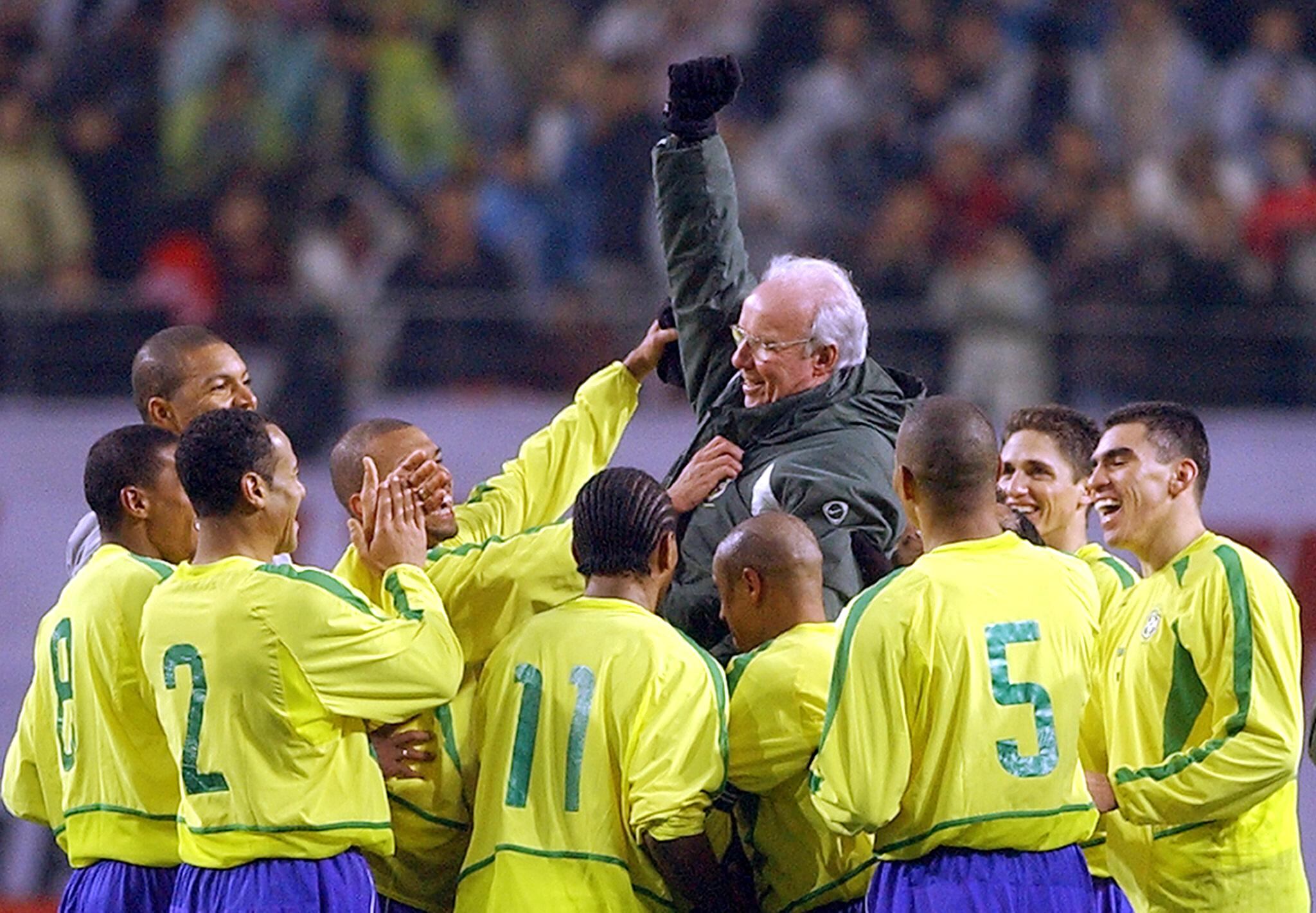 Brazilian players cheer to their head coach Mario Zagallo,  after his winning of 100 times A-Matcht, at the end of heir friendly match with South Korea in Seoul on 20 November 2002. Brazil won 3-2, with two goals of Ronaldo and clinching victory with a last minute penalty scored by Ronaldinho.   AFP PHOTO/KIM JAE-HWAN (Photo by KIM JAE-HWAN / AFP) (Photo by KIM JAE-HWAN/AFP via Getty Images)