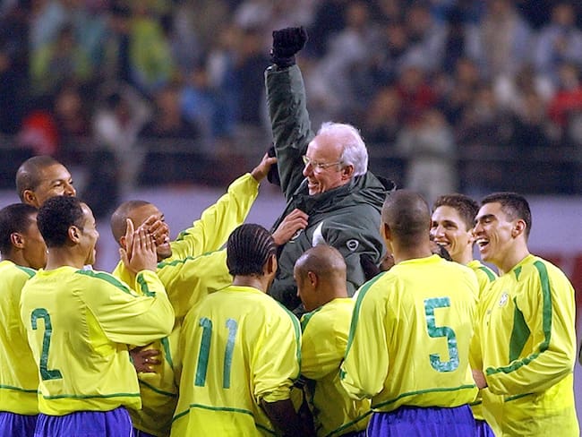 Brazilian players cheer to their head coach Mario Zagallo,  after his winning of 100 times A-Matcht, at the end of heir friendly match with South Korea in Seoul on 20 November 2002. Brazil won 3-2, with two goals of Ronaldo and clinching victory with a last minute penalty scored by Ronaldinho.   AFP PHOTO/KIM JAE-HWAN (Photo by KIM JAE-HWAN / AFP) (Photo by KIM JAE-HWAN/AFP via Getty Images)