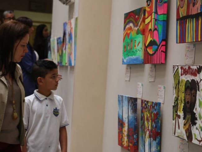 Niños de Medellín pintan la paz