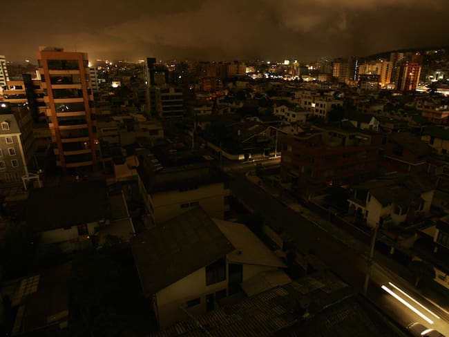 Apagón en Quito, Ecuador, durante 2009.
(Foto: PABLO COZZAGLIO/AFP via Getty Images)