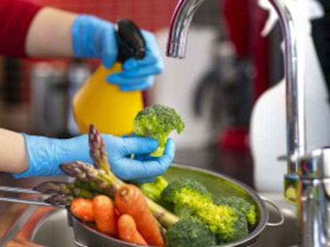 Lavar los alimentos una vez se llegue a casa