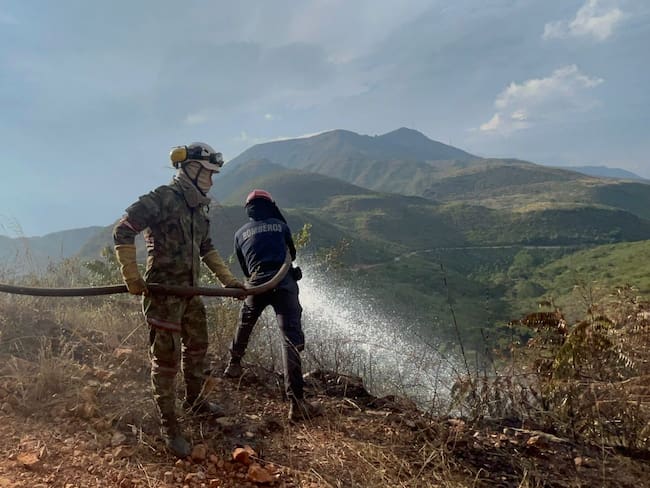 En 26 horas controlaron incendio forestal en Girón