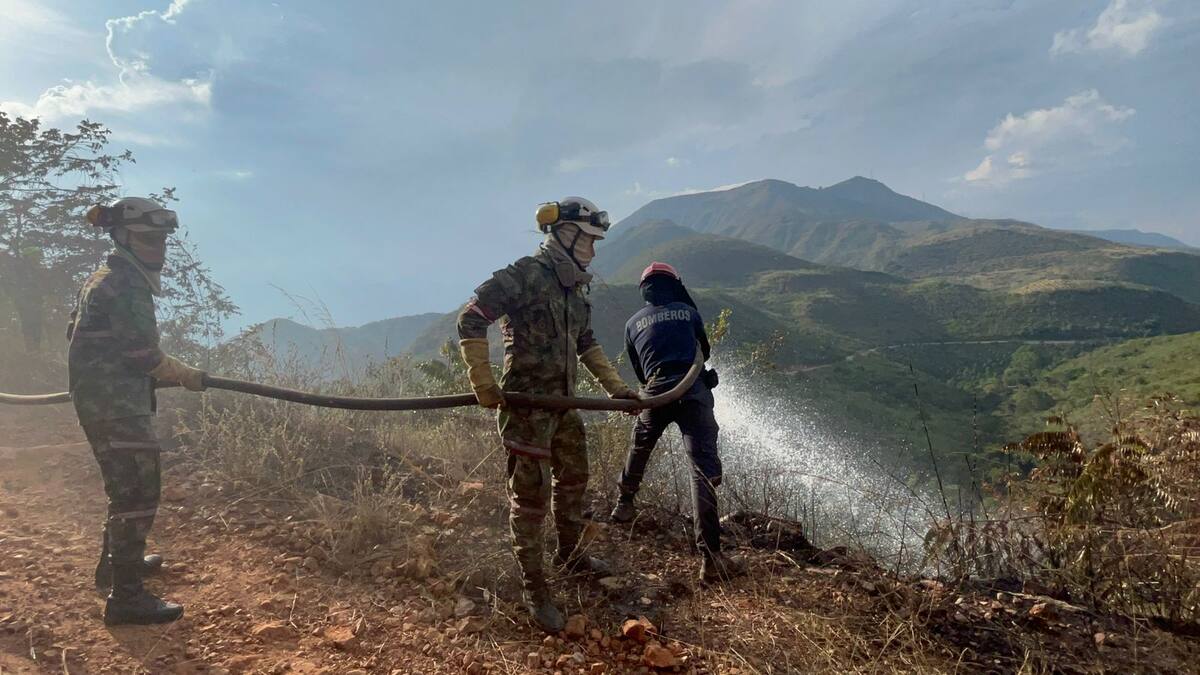 En 26 horas controlaron incendio forestal en Girón