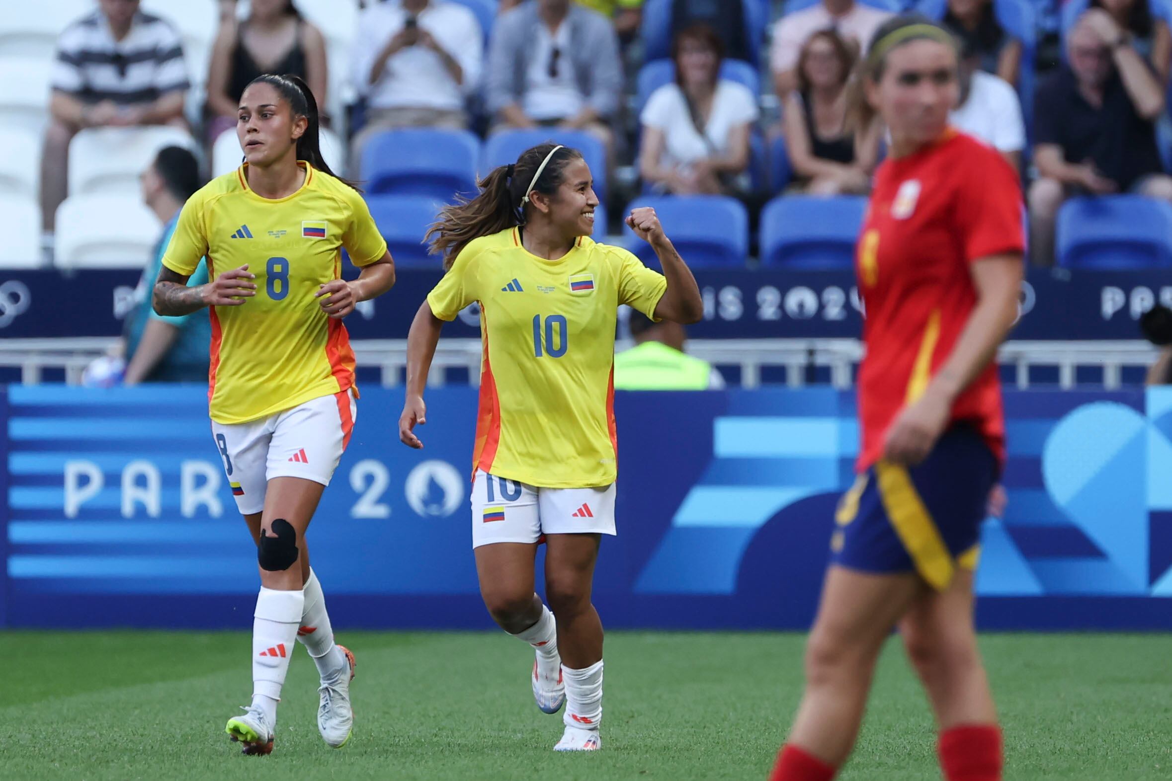 LYON, 03/08/2024.- La jugadora colombiana Leicy Santos (c) celebra tras anotar el segundo gol ante España durante el partido de cuartos de final de fútbol femenino de los Juegos Olímpicos de París 2024, disputado en el Estadio de Lyon (Francia). EFE/ Kiko Huesca