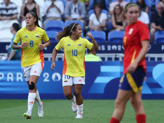 LYON, 03/08/2024.- La jugadora colombiana Leicy Santos (c) celebra tras anotar el segundo gol ante España durante el partido de cuartos de final de fútbol femenino de los Juegos Olímpicos de París 2024, disputado en el Estadio de Lyon (Francia). EFE/ Kiko Huesca