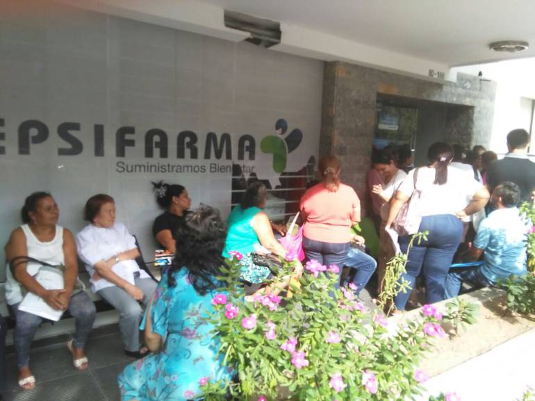 Usuarios reportan largas filas y demoras en la entrega de medicamentos.