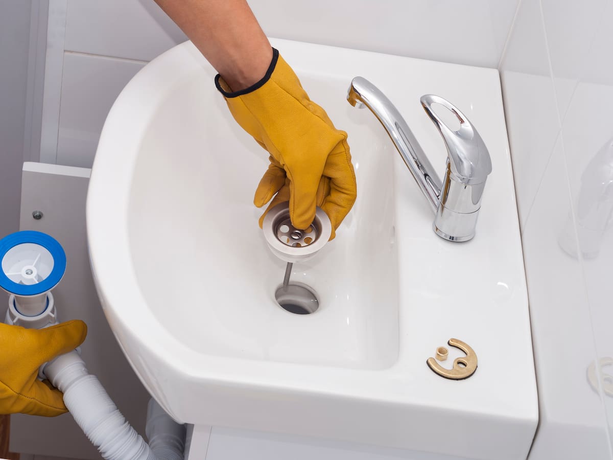 Truco para destapar tuberías del baño y eliminar el mal olor con 2 ingredientes caseros