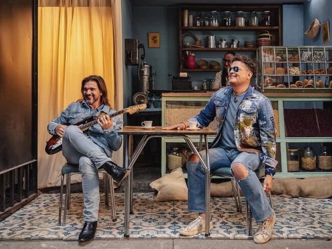 AME1904. BOGOTÁ (COLOMBIA), 16/08/2023.- Fotografía cedida hoy por Frankie Jazz que muestra a los cantautores colombianos Juanes (i) y Carlos Vives durante una sesión fotográfica en Bogotá (Colombia). Carlos Vives y Juanes lanzaron este jueves "Las Mujeres", un cover del clásico vallenato de Carlos Huerta y la primera colaboración de ambos que une los ritmos más tradicionales del Caribe con el poder de la guitarra eléctrica. "La verdad es que el solo de Juanes es lo mejor de la canción. Hace tiempo que queríamos hacer esto y por fin lo hicimos realidad, Juan también tiene un gran amor por el vallenato y estoy seguro que lo van a sentir en la canción, esto es puro rock de mi pueblo", expresó Vives. EFE/Frankie Jazz /SOLO USO EDITORIAL /SOLO DISPONIBLE PARA ILUSTRAR LA NOTICIA QUE ACOMPAÑA (CRÉDITO OBLIGATORIO)