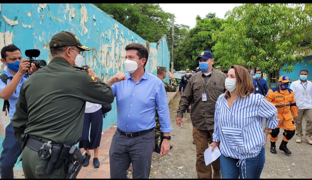 El ministro de Defensa, Diego Molano, estuvo en Montería para derribar otra olla de expendio de drogas que estaba afectando a jóvenes del barrio San Martín. 