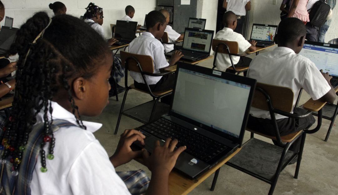 El Ministerio TIC, a través de su estrategia Gobierno en Línea, Colciencias y 17 alcaldías y gobernaciones, se unen para fortalecer eficiencia y transparencia con base en el aprovechamiento de las TIC.