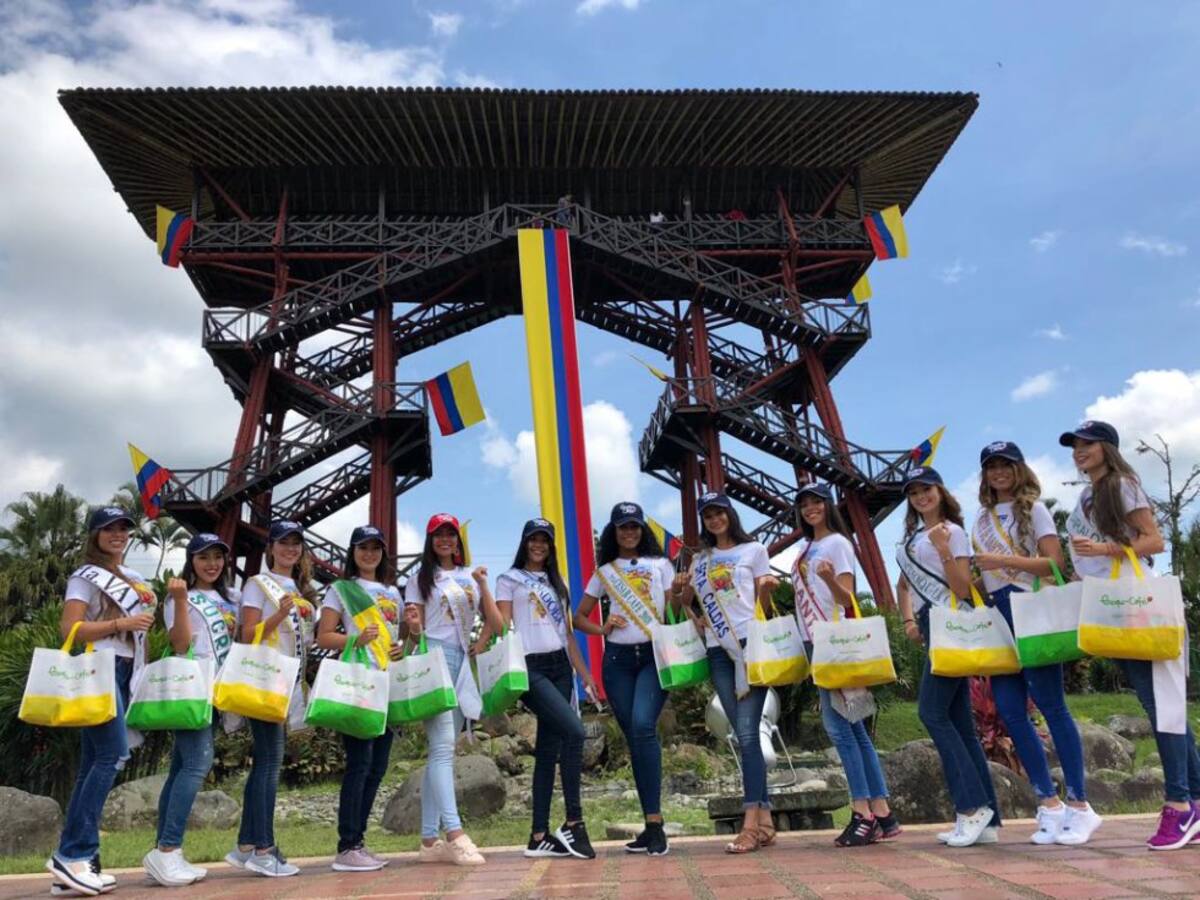 En traje deportivo las candidatas al reinado nacional del café en el parque temático