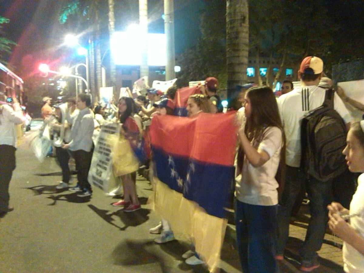 Decenas de venezolanos y colombianos que los apoyaban se manifestaron con pancartas en contra del Gobierno de Nicolás Maduro.