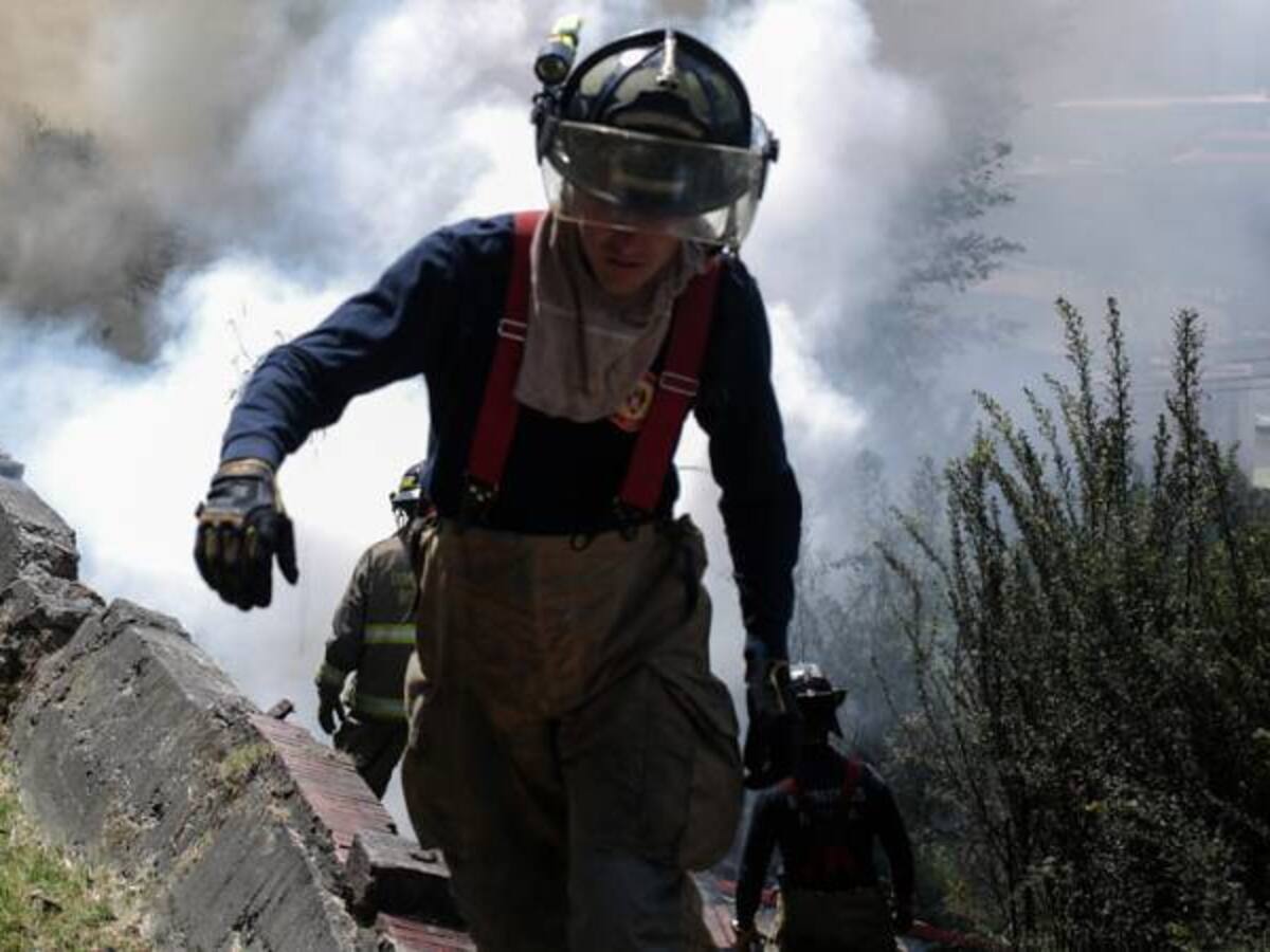 Bomberos atienden dos incendios en Bogotá