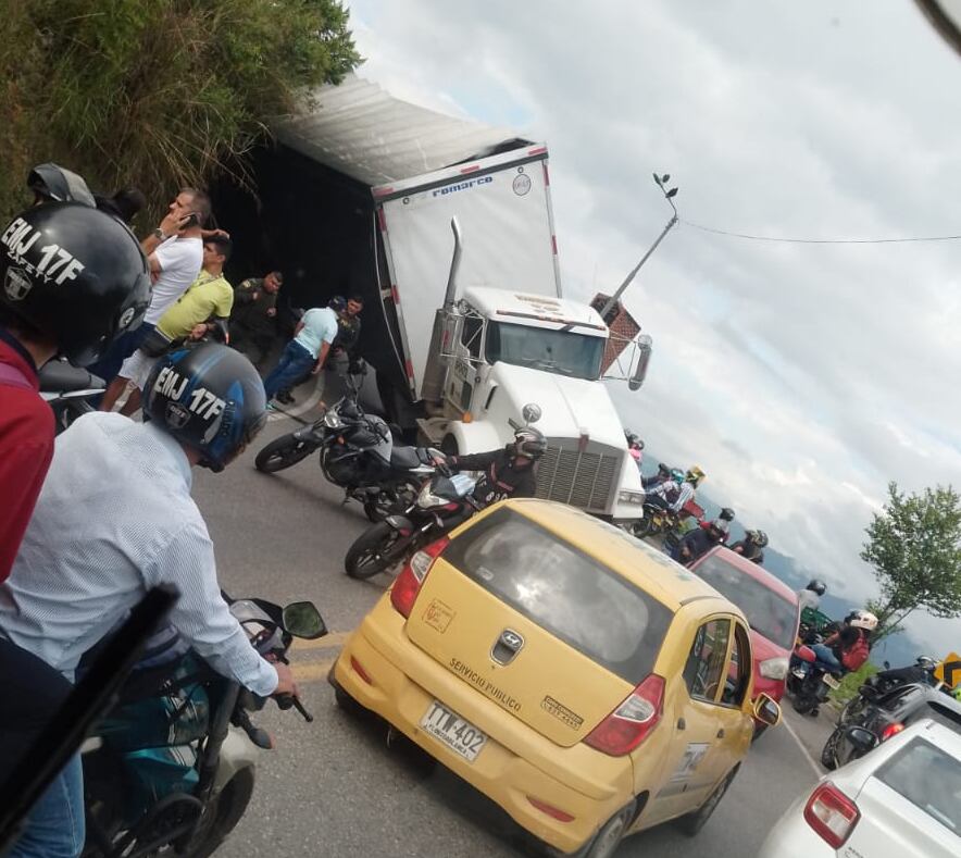 Tractomulá accidentada en la entrada a Bucaramanga