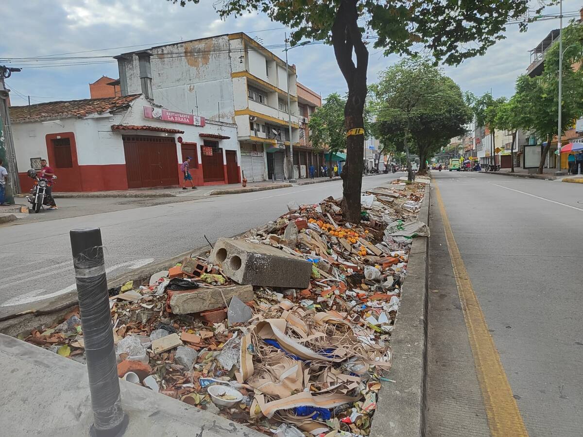 Obras de la carrera 15 se convirtieron en un basurero y baño público