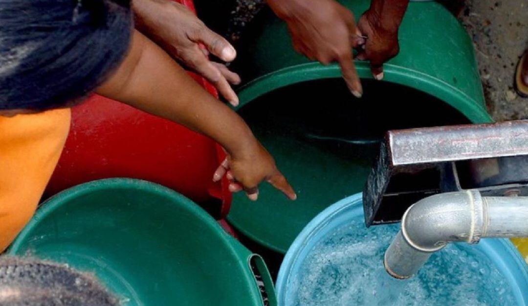 El agua es llevada con carrotanques