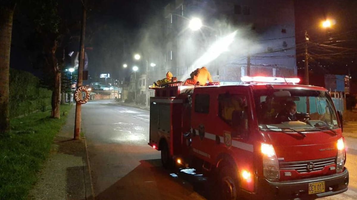 El cuerpo de bomberos de Dosquebradas realiza limpieza de las calles
