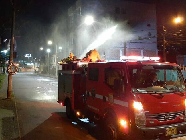 El cuerpo de bomberos de Dosquebradas realiza limpieza de las calles