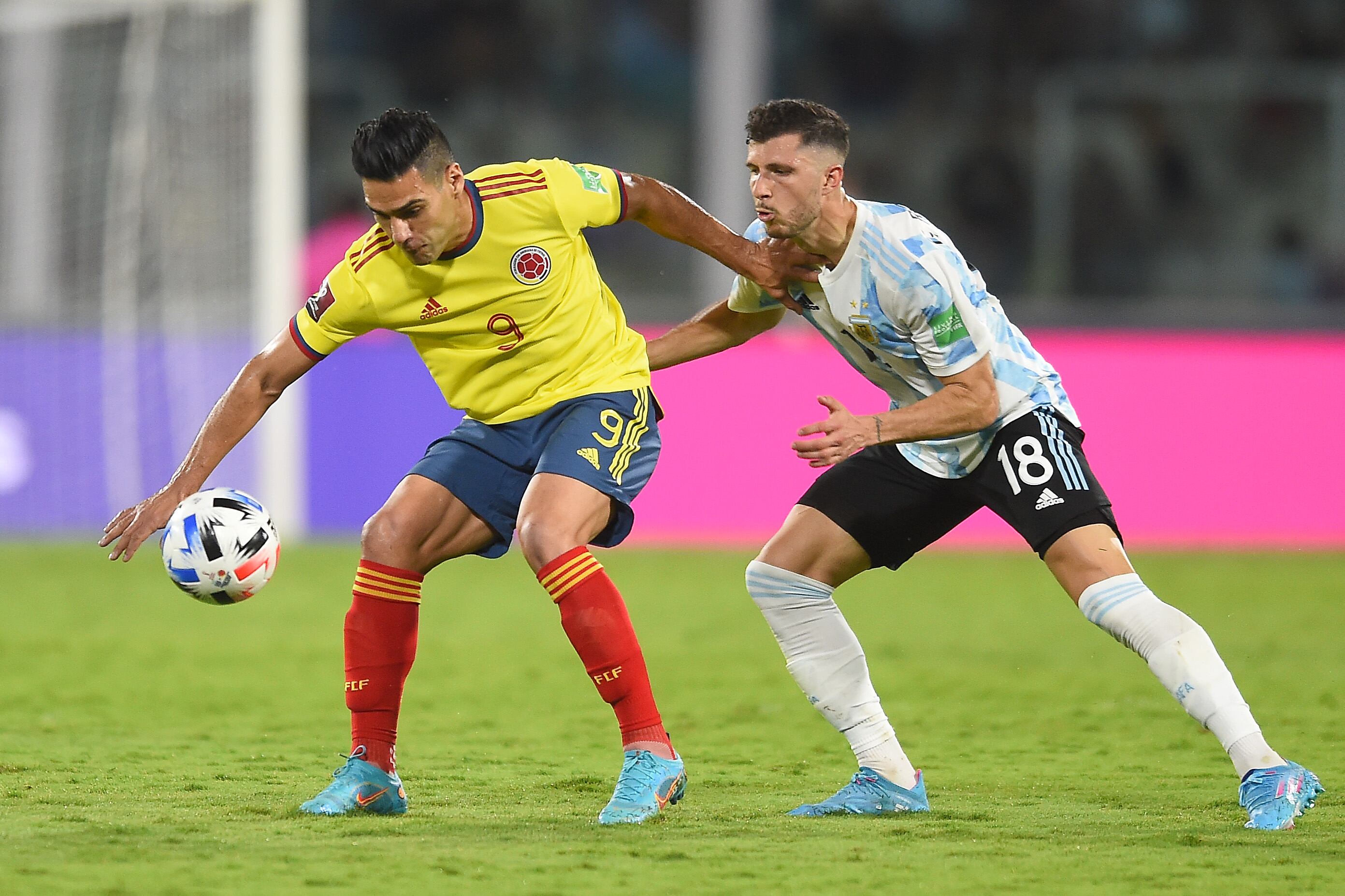 CORDOBA, ARGENTINA - FEBRUARY 01: Radamel Falcao of Colombia competes for the ball with Guido Rodriguez of Argentina during a match between Argentina and Colombia as part of FIFA World Cup Qatar 2022 Qualifiers at Mario Alberto Kempes Stadium on February 01, 2022 in Cordoba, Argentina. (Photo by Marcelo Endelli/Getty Images)