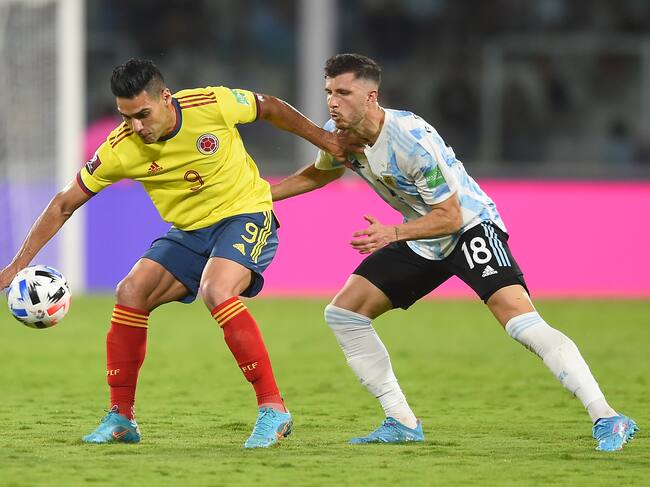 CORDOBA, ARGENTINA - FEBRUARY 01: Radamel Falcao of Colombia competes for the ball with Guido Rodriguez of Argentina during a match between Argentina and Colombia as part of FIFA World Cup Qatar 2022 Qualifiers at Mario Alberto Kempes Stadium on February 01, 2022 in Cordoba, Argentina. (Photo by Marcelo Endelli/Getty Images)