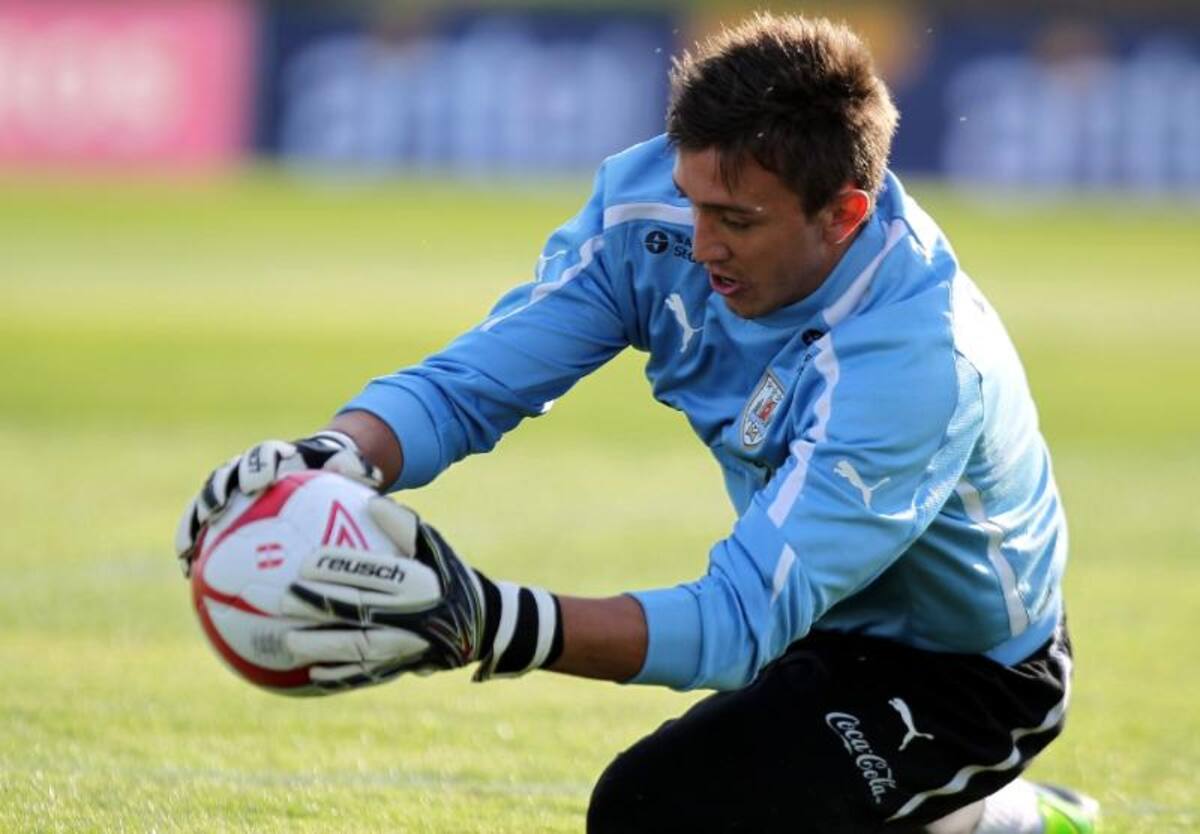 Los jugadores de la selección uruguaya participan en un entrenamiento de su equipo, como parte de la próxima fecha de las eliminatorias sudamericanas para el Mundial de Brasil 2014 en Montevideo