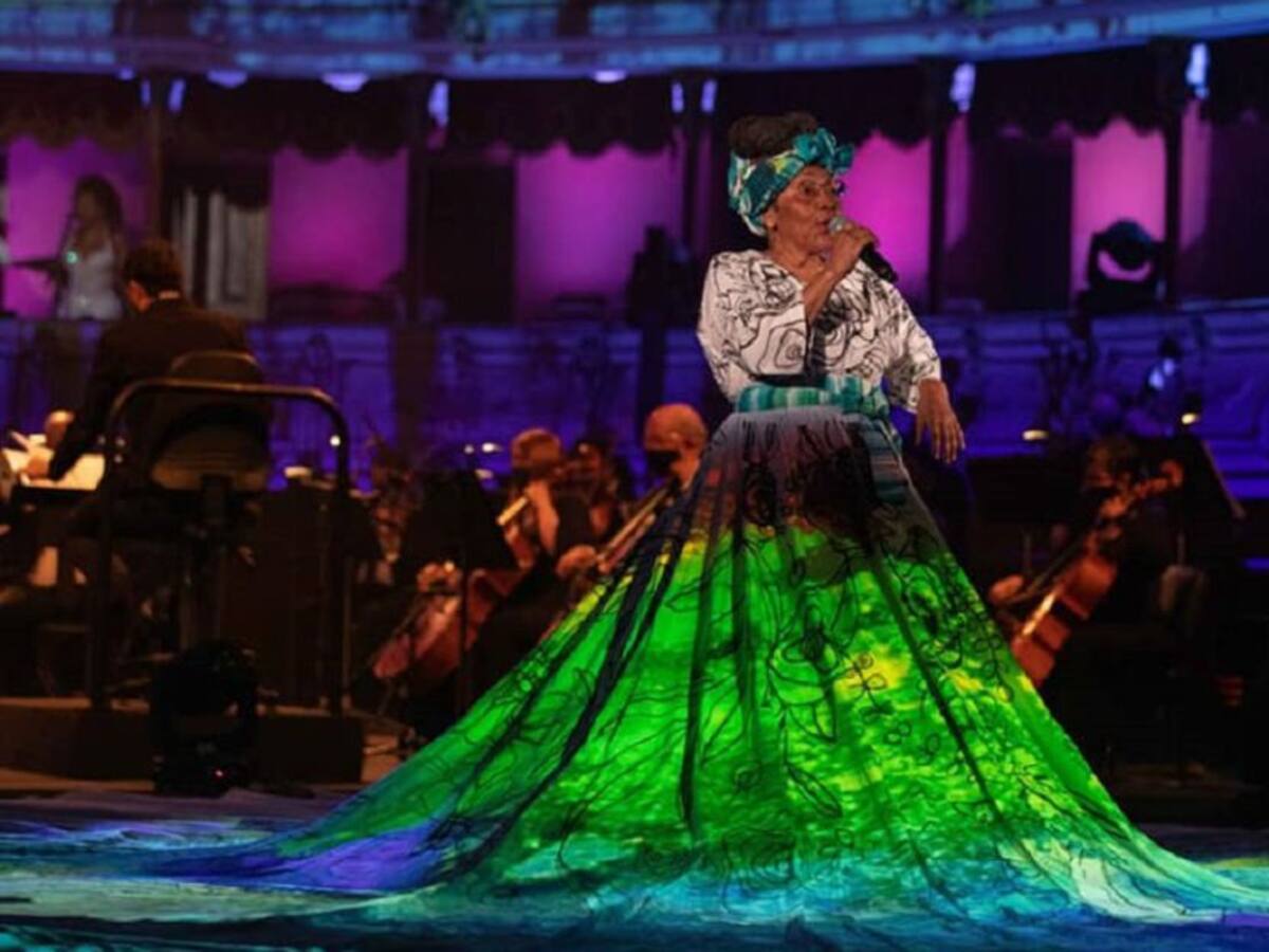 A todo color brilló la maestra Zully Murillo en primera gala del Petronio