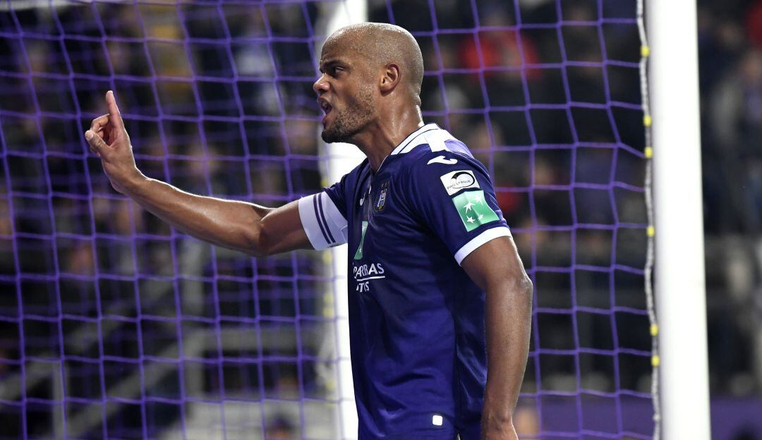 Momento exacto en el que Kompany encara a su propia hinchada,