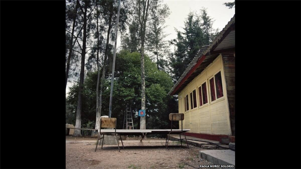 Algunas escuelas dependen de fondos de organizaciones caritativas de México y del exterior. En esta imagen se ve una zona de juegos en un jardín de infancia y un baño de madera al fondo. La fotografía fue tomada en Las Palmitas, en Morelia, Michoacán.