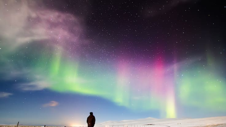 Persona avistando una aurora boreal (Foto vía Getty Images)