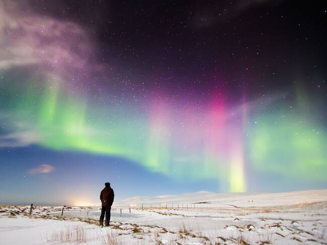 Persona avistando una aurora boreal (Foto vía Getty Images)