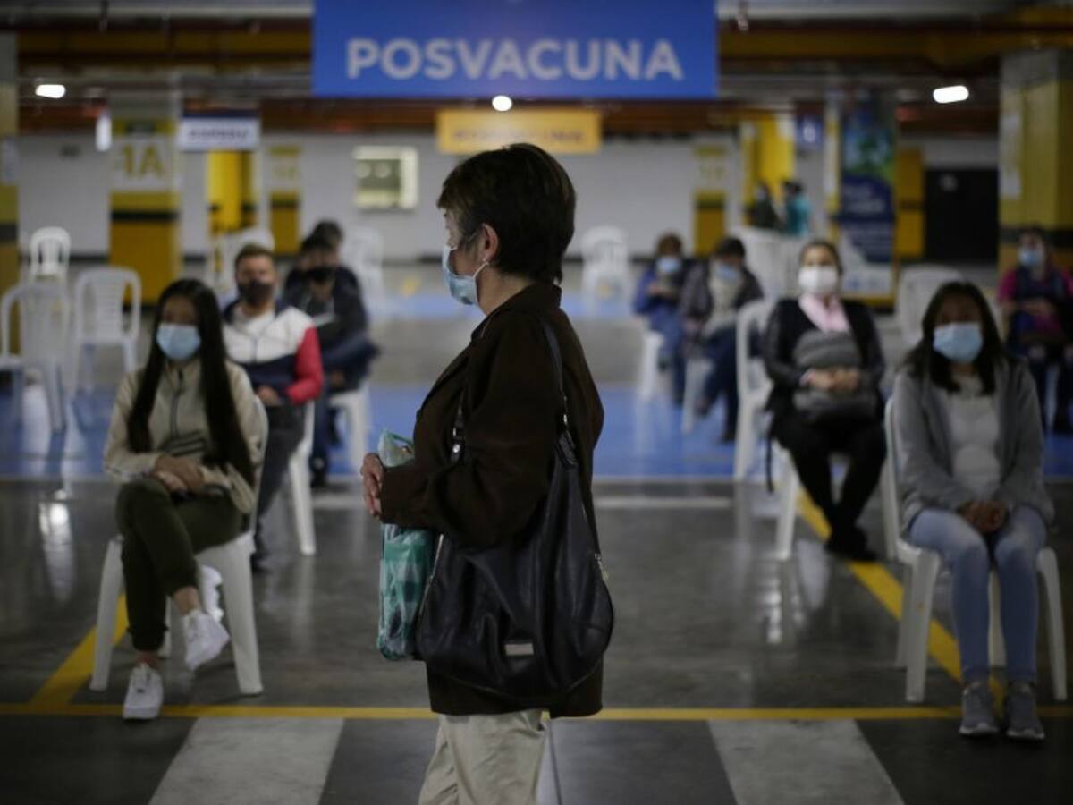 Colombia mantiene a la baja promedio de número de muertes diarias por COVID