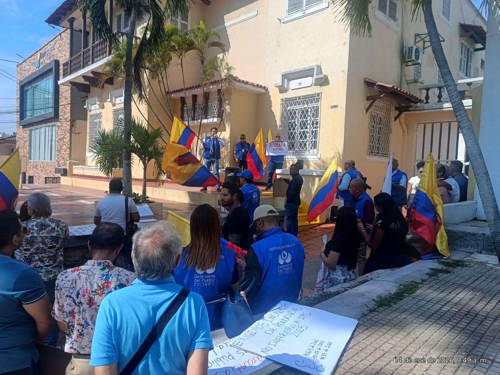 Protesta de funcionarios de la Defensoría del Pueblo en el Atlántico