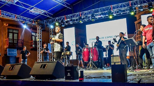 El concierto contó con la participación de aproximadamente 2.000 personas