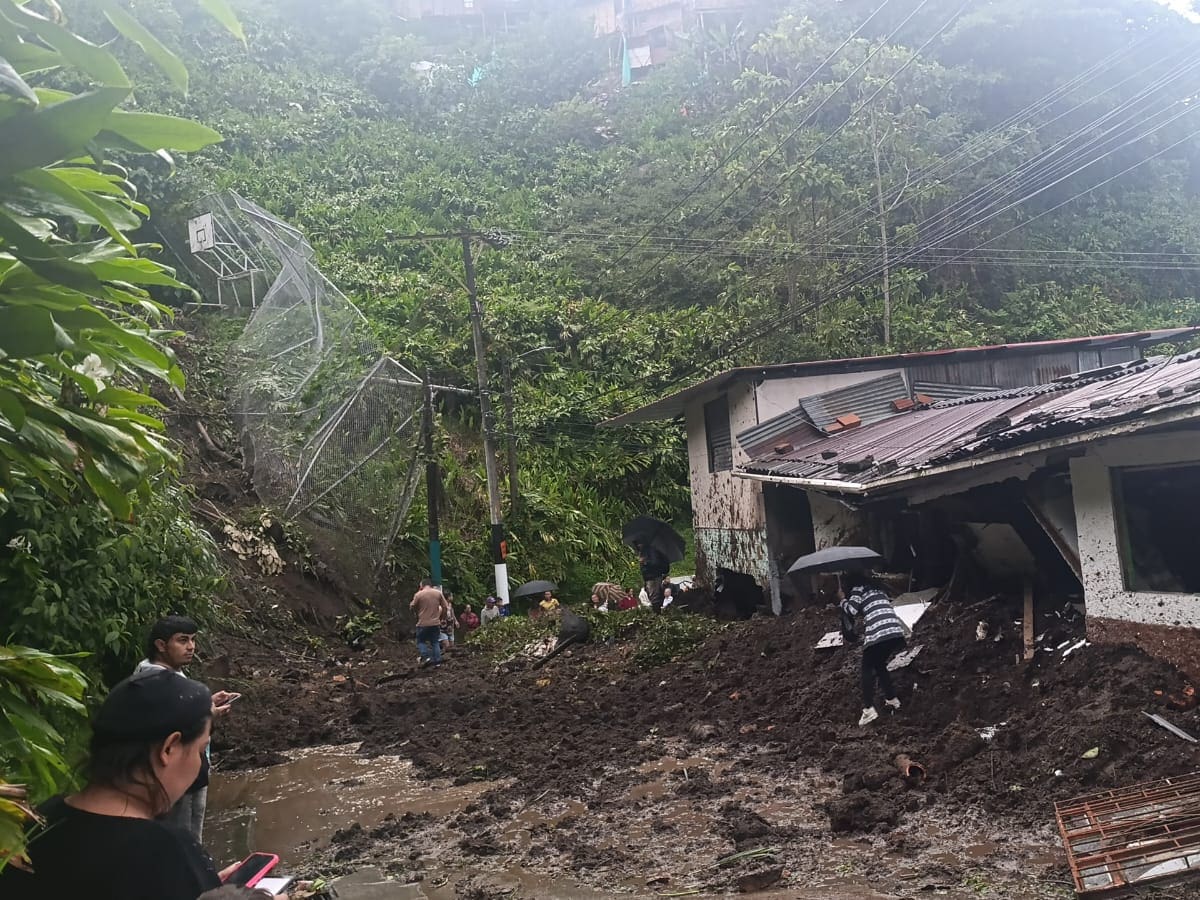 Dos casas afectadas por un deslizamiento en Manizales y una vía departamental está con restricciones