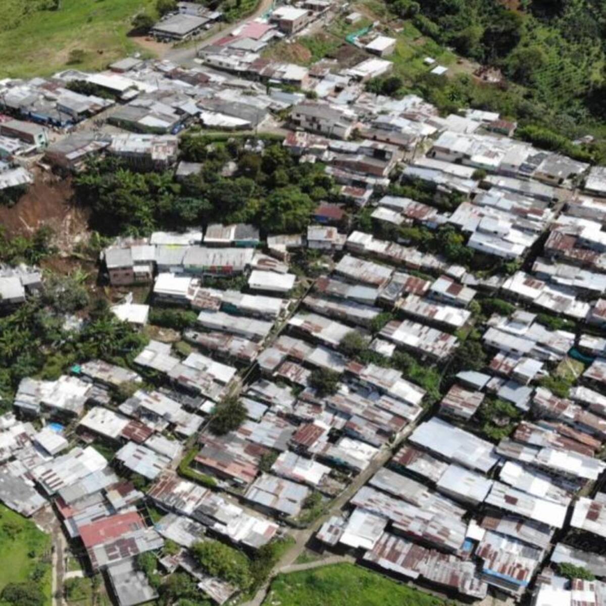Evacúan 64 viviendas en el barrio El Danubio de Pereira tras derrumbe