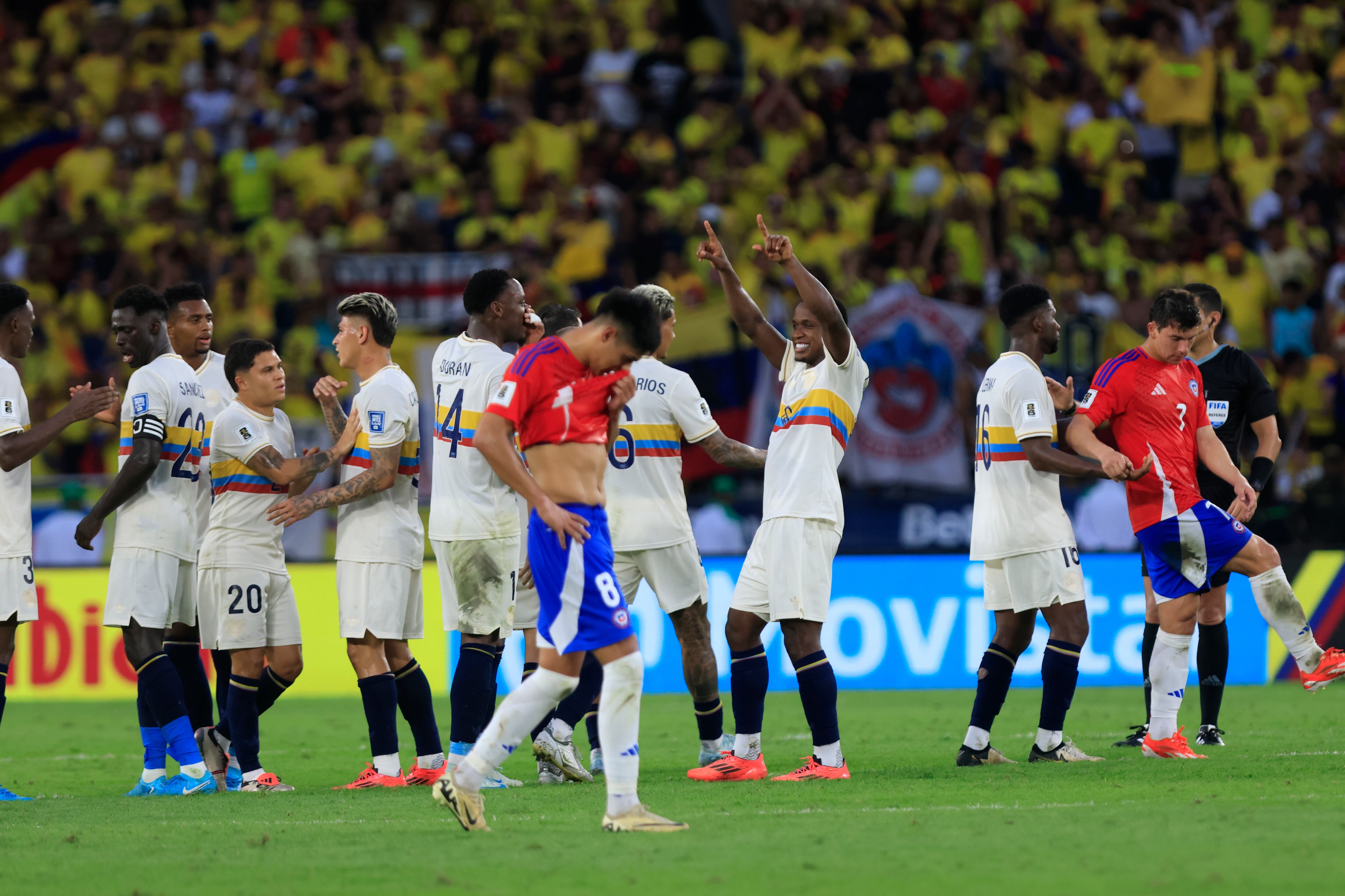 Jugadores de Colombia celebran el triunfo ante Chile este martes, en un partido de las eliminatorias sudamericanas para el Mundial 2026, en el estadio Metropolitano en Barranquilla (Colombia). EFE/ Ricardo Maldonado Rozo