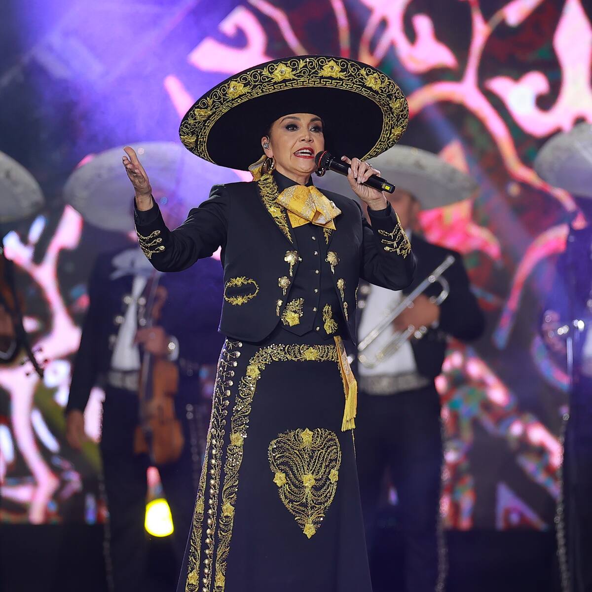 “Tuve el honor de cantar con Vicente Fernández cuando yo tenía 14 años”: Aida Cuevas