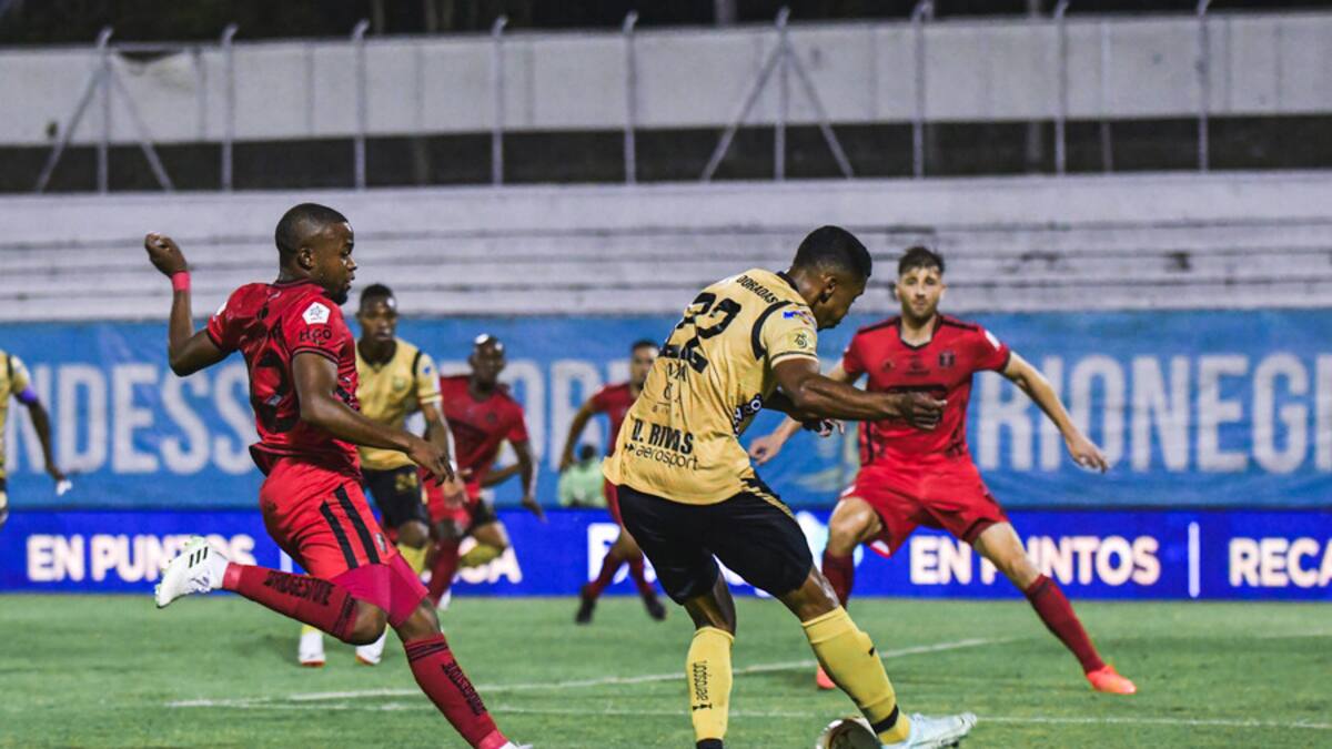 Águilas Doradas deja escapar la victoria frente al América, pero mantiene el liderato