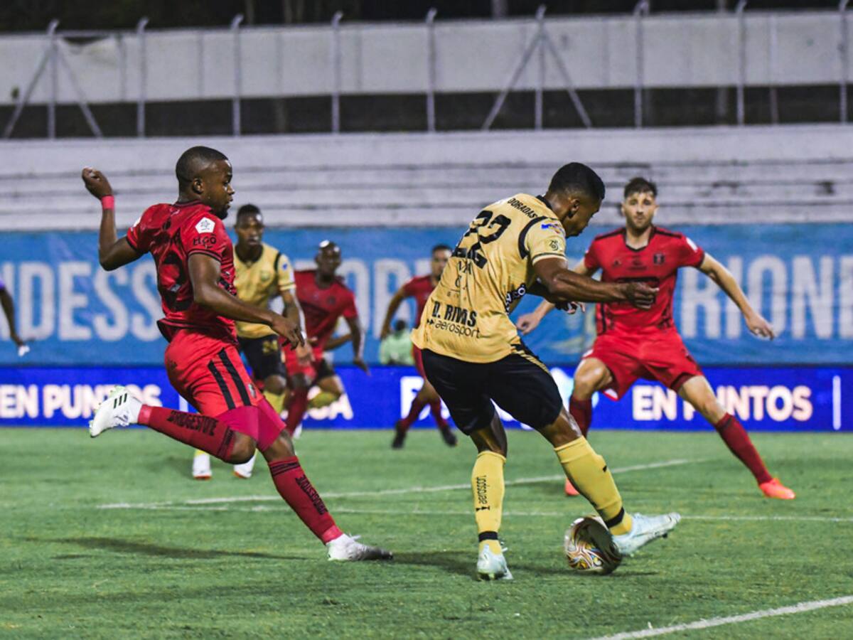 Águilas Doradas deja escapar la victoria frente al América, pero mantiene el liderato